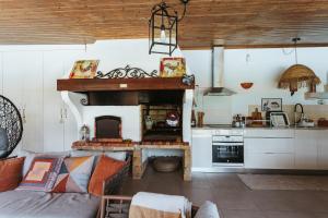 a living room with a couch and a kitchen at Horta da Fonte in Alburitel
