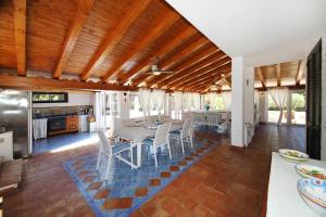 a kitchen and dining room with a table and chairs at Villa Silvia direttamente sul mare in Caronia Marina