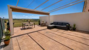 a patio with a couch and a table at Casa Julieta, tu hogar en Toledo, ideal Puy du Fou in Bargas