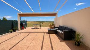a patio with a couch and a table with a view at Casa Julieta, tu hogar en Toledo, ideal Puy du Fou in Bargas +30 photos