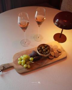 a table with two glasses of wine and a plate of food at Atelier M in Kruisem +6 photos