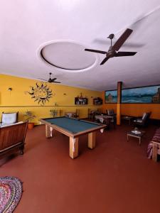 a ping pong table in a room with a ceiling at Hotel 7 De Septiembre in San Clemente del Tuyú