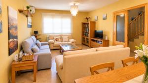 a living room with two couches and a tv at Casa Julieta, tu hogar en Toledo, ideal Puy du Fou in Bargas