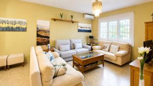 a living room with couches and a table at Casa Julieta, tu hogar en Toledo, ideal Puy du Fou in Bargas