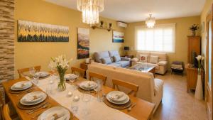 a dining room and living room with a table and chairs at Casa Julieta, tu hogar en Toledo, ideal Puy du Fou in Bargas