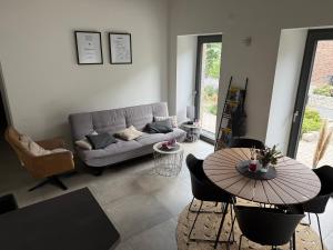 a living room with a couch and a table at Ferienwohnung Lindenglück in Uedem