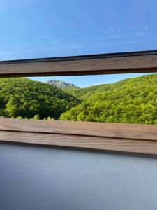 a window of a train with a view of a mountain at La escapada in Felechosa