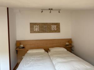 two beds in a small room with twoermottermottermott at La escapada in Felechosa