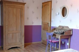 a room with a vanity and a table and chairs at Le Logis Du Mesnil 