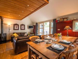 a living room with a table and a couch at Hytte in Balkbrug