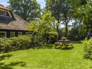a picnic table in the yard of a house at Hytte in Balkbrug