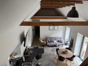 a living room with a couch and a table at Ferienwohnung Lindenglück in Uedem