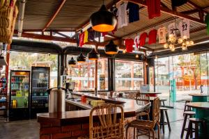 restauracja z barem, stołami i krzesłami w obiekcie La Casa de Algodon w mieście Huacho