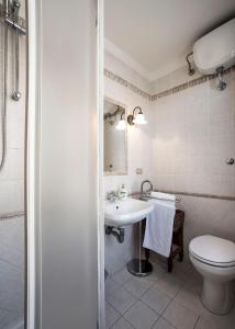 A bathroom at Affittacamere Chiti Melania