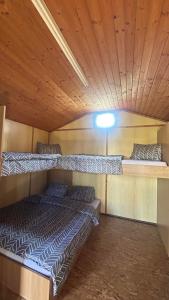 a room with two bunk beds in a cabin at Útulné dřevěné chatky Kunovice in Kunowitz