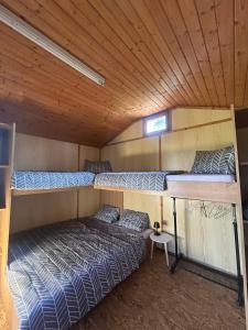 a room with two bunk beds in a cabin at Útulné dřevěné chatky Kunovice in Kunowitz