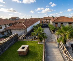 an overhead view of a yard with palm trees and houses at Martina paradise Etna in Nicolosi