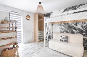 a bedroom with a bunk bed and a couch at Les clos des Aviateurs in Strasbourg