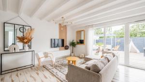 a living room with a couch and a tv at Les clos des Aviateurs in Strasbourg