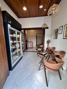 a room with chairs and a table and a counter at A Estalagem Pousada in Monteiro Lobato
