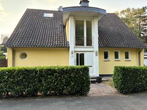 a yellow house with a black roof at Studio Mel in Mülheim an der Ruhr