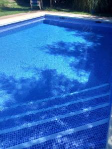 a blue swimming pool with blue water at Villa La Solana Rocabella in El Chorro