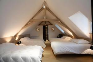 a room with three beds in a attic at Gîte De La Crayère in Gionges