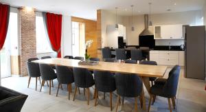 a kitchen and dining room with a wooden table and chairs at Gîte De La Crayère in Gionges