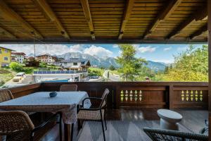 a table and chairs on a balcony with a view at Chalet BergMoment - by myNests in Rohrmoos