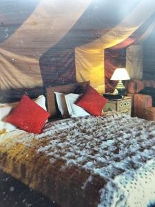 ein Schlafzimmer mit einem großen, schneebedeckten Bett in der Unterkunft Alkhayer 2 in Tazzarine