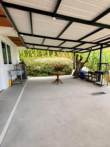 a person standing in the middle of a patio at Casa Hotel Villa María - Apia in Apía