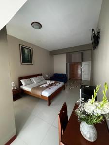 a bedroom with a large bed and a table at Gran Marañon Hotel in Iquitos +9 photos