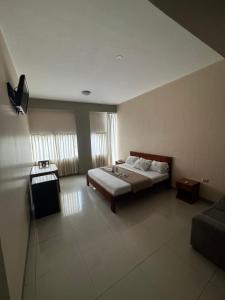 a large bedroom with a bed and a table at Gran Marañon Hotel in Iquitos