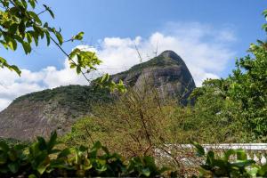 una montagna in lontananza con alberi in primo piano di Riva's a Rio de Janeiro