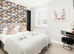 a bedroom with a large bed with a floral wall at Scandi Lux retreat in Stockholm