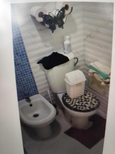 ein Badezimmer mit Toilette und Waschbecken in der Unterkunft Alkhayer 2 in Tazzarine + 10 Fotos