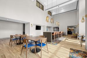 a dining room with tables and chairs and a bar at Hampton Inn & Suites By Hilton Knightdale Raleigh in Raleigh