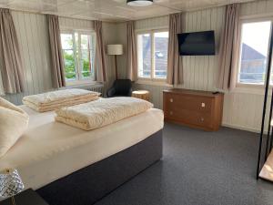 a hotel room with two beds and a television at Goldener Adler 