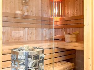 a sauna with a bowl of rocks in it at Kleiner Seehund in Groß Kirr