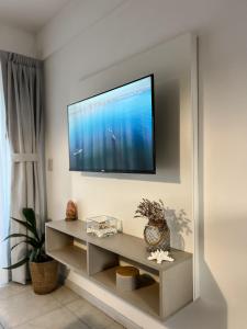 a living room with a television on a wall at Monoambiente Céntrico único in Puerto Madryn