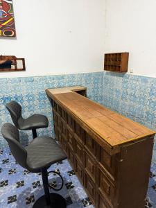 a desk with a chair in a room at Los Olivos in Atlixco