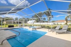 a large swimming pool with a large glassconservatory at Withlacoochee Trail Getaway - Private Pool - 3bedrooms in Inverness