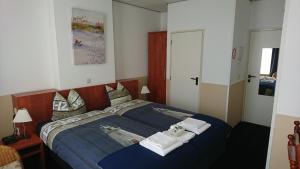 Een bed of bedden in een kamer bij Hotel De Ruyter