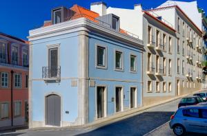 リスボンにあるCasas da Baixa - Casinhas da Mourariaの通路脇白い建物