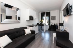 A television and/or entertainment centre at Brunelleschi Holidays Hostel