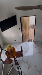 a living room with a table and chairs and a mirror at The Jungle Chalet in Cebadilla
