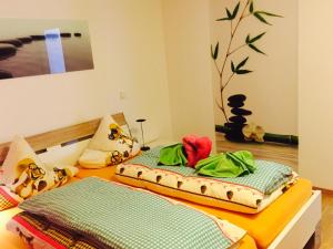 ein Zimmer mit einem Tisch und 2 Betten darin in der Unterkunft Rheinblick Riverview Luxury in Konstanz