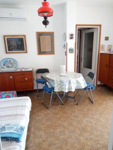 a room with a table and chairs and a bed at Atticogrado in Lido
