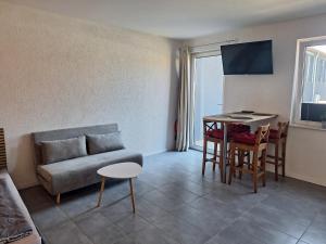 a living room with a couch and a table at Apartment am Gestütswegs EG 2 in Alt Krenzlin