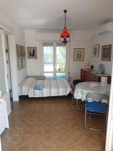 a bedroom with a bed and a table and a window at Atticogrado in Lido